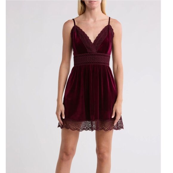 Wishlist Burgundy Velvet Lace Trim Fit&Flare Mini Dress size Small NWT - Picture 1 of 15